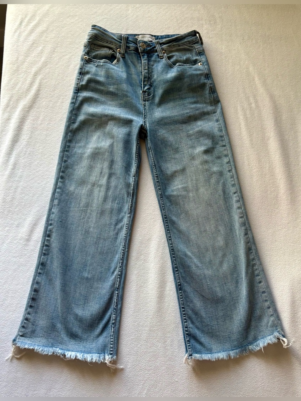 Risen Cropped Wide Leg Stretch Jeans in Medium Blue
